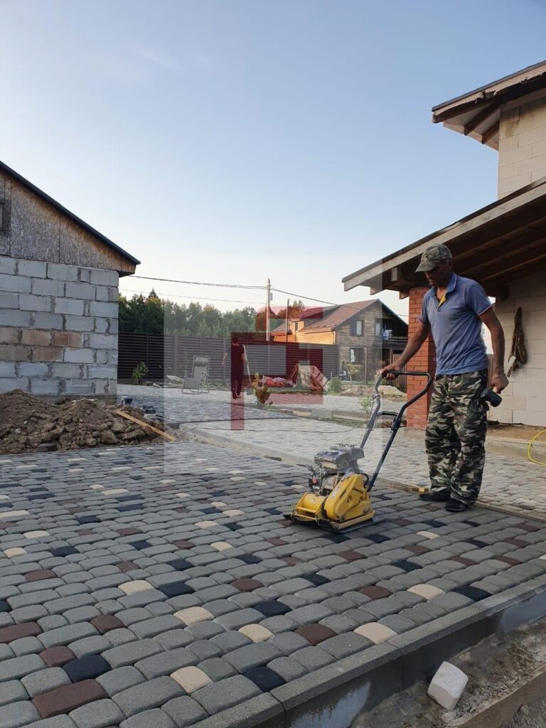 ukladka trotuarnoy plitki stariy gorod